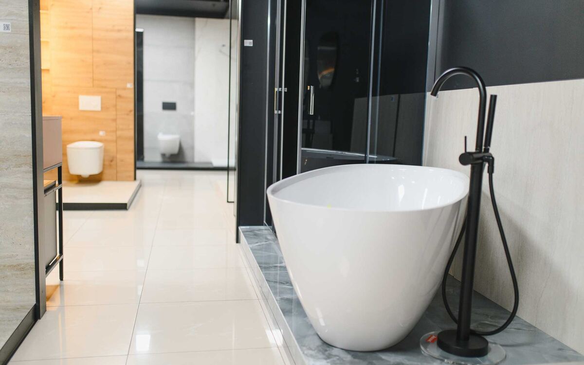 Modern bathroom with porcelain and ceramic tile surfaces